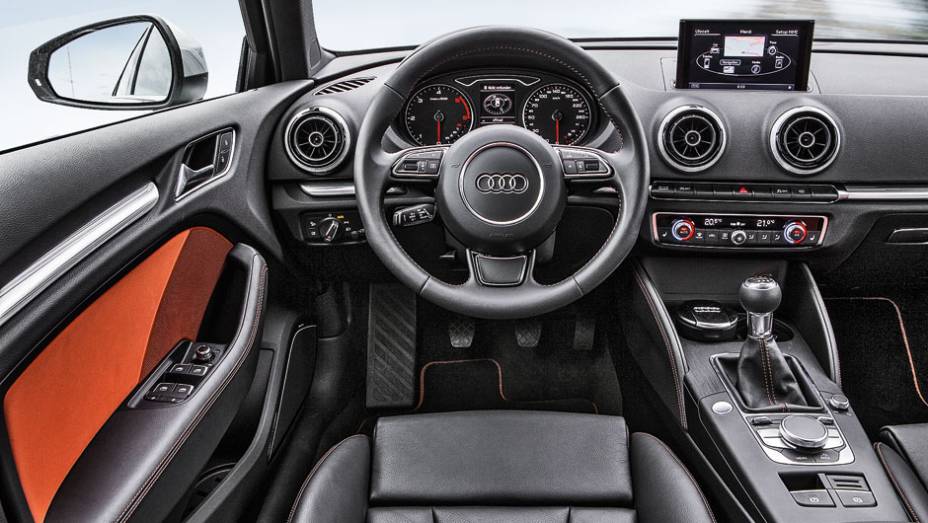 O A3 está entre os mais bem-acabados de seu segmento. No console central, o grande botão giratório que controla o MMI | <a href="https://gutenberg.quatrorodas.abril.com.br/carros/impressoes/audi-a3-sportback-729774.shtml" rel="migration">Leia mais</a>