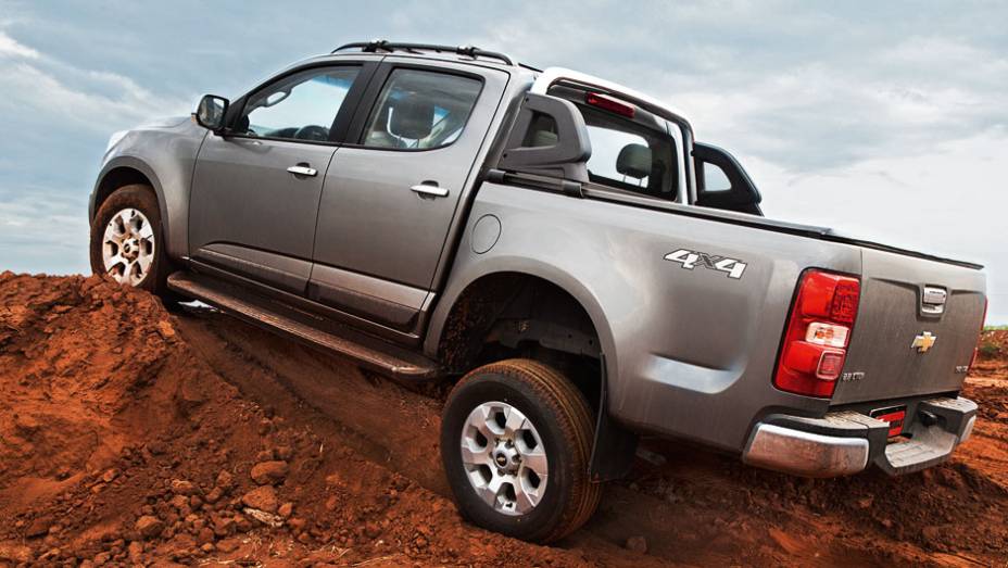 Suspensão de curso longo mantém as rodas em contato com o solo | <a href="https://gutenberg.quatrorodas.abril.com.br/carros/comparativos/s10-x-ranger-x-amarok-729763.shtml" rel="migration">Leia mais</a>