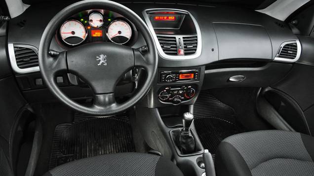 Na reestilização, o painel do nosso 207 foi inspirado no modelo europeu | <a href="https://gutenberg.quatrorodas.abril.com.br/carros/comparativos/hatches-compactos-729449.shtml" rel="migration">Leia mais</a> Na reestilização, o painel do nosso 207 foi inspirado no modelo europeu | <a href="https://gutenberg.quatrorodas.abril.com.br/carros/comparativos/hatches-compactos-729449.shtml" rel="migration">Leia mais</a>
