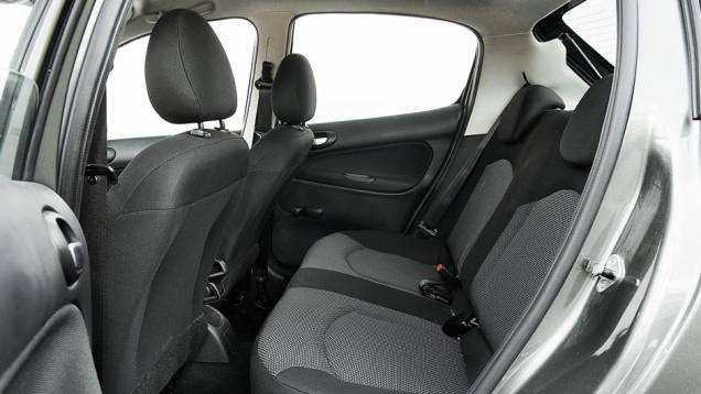 ...novos revestimentos | <a href="https://gutenberg.quatrorodas.abril.com.br/carros/comparativos/hatches-compactos-729449.shtml" rel="migration">Leia mais</a> ...novos revestimentos | <a href="https://gutenberg.quatrorodas.abril.com.br/carros/comparativos/hatches-compactos-729449.shtml" rel="migration">Leia mais</a>