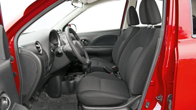 Banco do motorista tem ajuste de altura | <a href="https://gutenberg.quatrorodas.abril.com.br/carros/comparativos/hatches-compactos-729449.shtml" rel="migration">Leia mais</a> Banco do motorista tem ajuste de altura | <a href="https://gutenberg.quatrorodas.abril.com.br/carros/comparativos/hatches-compactos-729449.shtml" rel="migration">Leia mais</a>