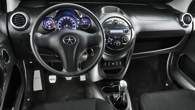 Versão brasileira teve materiais de acabamento do painel... | <a href="https://gutenberg.quatrorodas.abril.com.br/carros/comparativos/hatches-compactos-729449.shtml" rel="migration">Leia mais</a> Versão brasileira teve materiais de acabamento do painel... | <a href="https://gutenberg.quatrorodas.abril.com.br/carros/comparativos/hatches-compactos-729449.shtml" rel="migration">Leia mais</a>