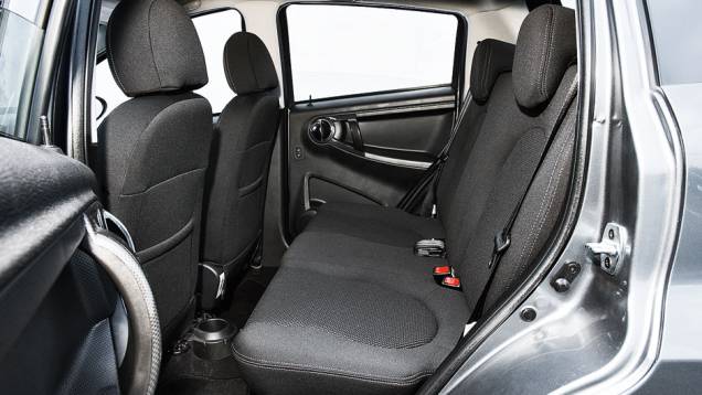 Atrás, há espaço para dois adultos | <a href="https://gutenberg.quatrorodas.abril.com.br/carros/comparativos/hatches-compactos-729449.shtml" rel="migration">Leia mais</a> Atrás, há espaço para dois adultos | <a href="https://gutenberg.quatrorodas.abril.com.br/carros/comparativos/hatches-compactos-729449.shtml" rel="migration">Leia mais</a>