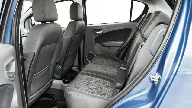 Atrás, posição do encosto é reclinada | <a href="https://gutenberg.quatrorodas.abril.com.br/carros/comparativos/hatches-compactos-729449.shtml" rel="migration">Leia mais</a> Atrás, posição do encosto é reclinada | <a href="https://gutenberg.quatrorodas.abril.com.br/carros/comparativos/hatches-compactos-729449.shtml" rel="migration">Leia mais</a>