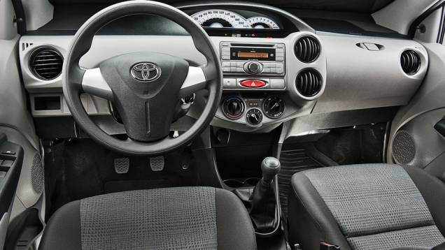 A cabine é despojada de recursos | <a href="https://gutenberg.quatrorodas.abril.com.br/carros/comparativos/hatches-compactos-729449.shtml" rel="migration">Leia mais</a> A cabine é despojada de recursos | <a href="https://gutenberg.quatrorodas.abril.com.br/carros/comparativos/hatches-compactos-729449.shtml" rel="migration">Leia mais</a>