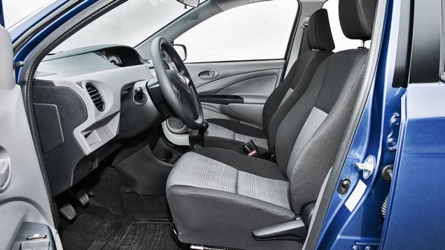 Revestimento dos bancos é de tecido | <a href="https://gutenberg.quatrorodas.abril.com.br/carros/comparativos/hatches-compactos-729449.shtml" rel="migration">Leia mais</a> Revestimento dos bancos é de tecido | <a href="https://gutenberg.quatrorodas.abril.com.br/carros/comparativos/hatches-compactos-729449.shtml" rel="migration">Leia mais</a>