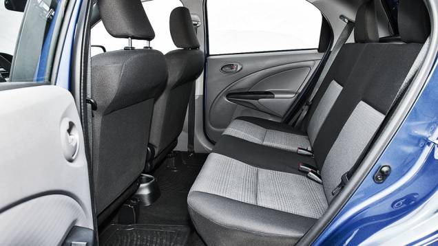 Bom espaço traseiro se comparado ao do Gol | <a href="https://gutenberg.quatrorodas.abril.com.br/carros/comparativos/hatches-compactos-729449.shtml" rel="migration">Leia mais</a> Bom espaço traseiro se comparado ao do Gol | <a href="https://gutenberg.quatrorodas.abril.com.br/carros/comparativos/hatches-compactos-729449.shtml" rel="migration">Leia mais</a>