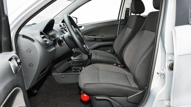 Banco tem ajuste de altura | <a href="https://gutenberg.quatrorodas.abril.com.br/carros/comparativos/hatches-compactos-729449.shtml" rel="migration">Leia mais</a> Banco tem ajuste de altura | <a href="https://gutenberg.quatrorodas.abril.com.br/carros/comparativos/hatches-compactos-729449.shtml" rel="migration">Leia mais</a>