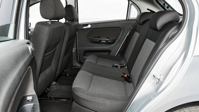 Cintos traseiros são retráteis | <a href="https://gutenberg.quatrorodas.abril.com.br/carros/comparativos/hatches-compactos-729449.shtml" rel="migration">Leia mais</a> Cintos traseiros são retráteis | <a href="https://gutenberg.quatrorodas.abril.com.br/carros/comparativos/hatches-compactos-729449.shtml" rel="migration">Leia mais</a>