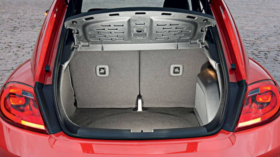 Porta-malas de 310 litros é equivalente ao de um HB20 | <a href="https://gutenberg.quatrorodas.abril.com.br/carros/testes/volkswagen-fusca-729776.shtml" rel="migration">Leia mais</a>