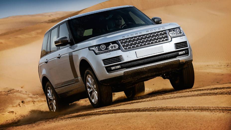 A versão V8 5.0 esbanja 510 cv em qualquer tipo de terreno | <a href="https://gutenberg.quatrorodas.abril.com.br/carros/impressoes/range-rover-vogue-729749.shtml" rel="migration">Leia mais</a>