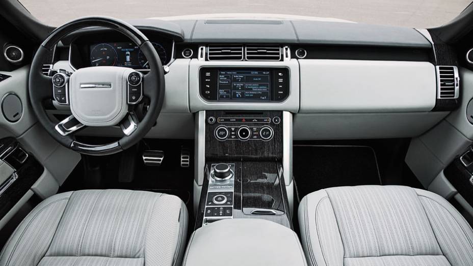 Interior agora tem menos comandos, que foram transferidos para o monitor central | <a href="https://gutenberg.quatrorodas.abril.com.br/carros/impressoes/range-rover-vogue-729749.shtml" rel="migration">Leia mais</a>