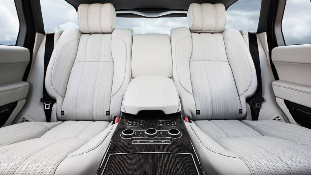 A versão limusine troca o banco inteiriço por duas poltronas que têm até massageador | <a href="https://gutenberg.quatrorodas.abril.com.br/carros/impressoes/range-rover-vogue-729749.shtml" rel="migration">Leia mais</a> A versão limusine troca o banco inteiriço por duas poltronas que têm até massageador | <a href="https://gutenberg.quatrorodas.abril.com.br/carros/impressoes/range-rover-vogue-729749.shtml" rel="migration">Leia mais</a>