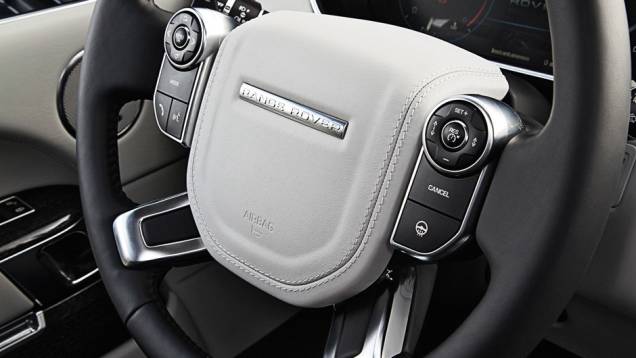 O volante continua congestionado pelo excesso de botões | <a href="https://gutenberg.quatrorodas.abril.com.br/carros/impressoes/range-rover-vogue-729749.shtml" rel="migration">Leia mais</a> O volante continua congestionado pelo excesso de botões | <a href="https://gutenberg.quatrorodas.abril.com.br/carros/impressoes/range-rover-vogue-729749.shtml" rel="migration">Leia mais</a>