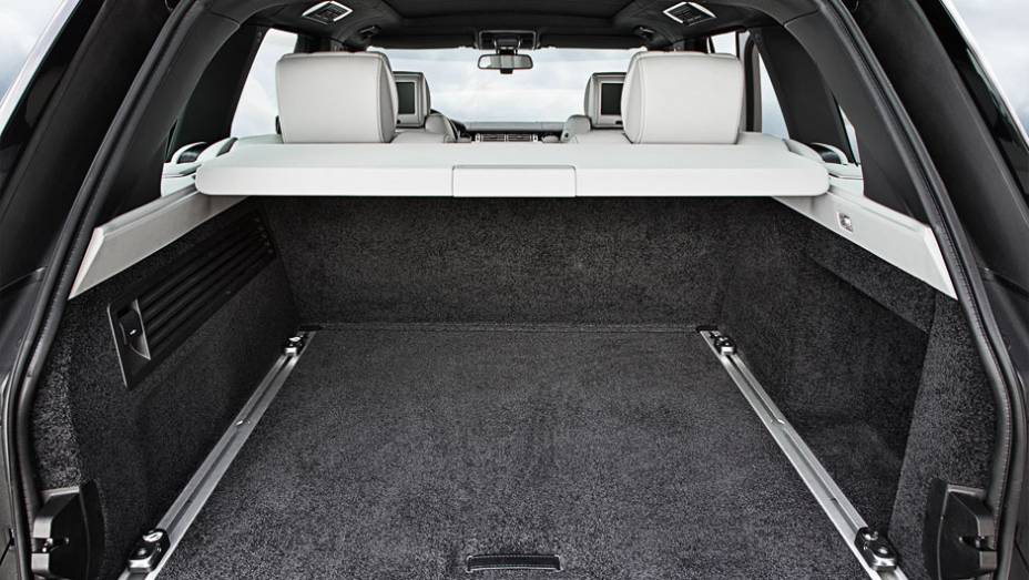 Porta-malas leva 550 litros | <a href="https://gutenberg.quatrorodas.abril.com.br/carros/impressoes/range-rover-vogue-729749.shtml" rel="migration">Leia mais</a>