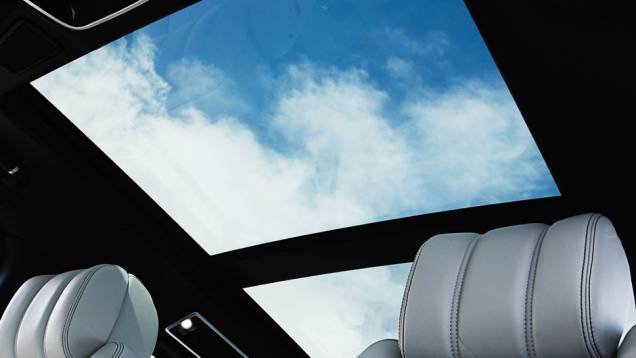 ...e teto solar panorâmico | <a href="https://gutenberg.quatrorodas.abril.com.br/carros/impressoes/range-rover-vogue-729749.shtml" rel="migration">Leia mais</a> ...e teto solar panorâmico | <a href="https://gutenberg.quatrorodas.abril.com.br/carros/impressoes/range-rover-vogue-729749.shtml" rel="migration">Leia mais</a>