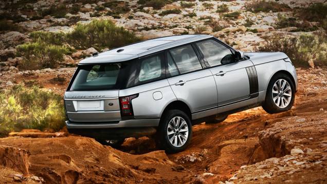 As colunas pintadas de preto criam o efeito do teto flutuante | <a href="https://gutenberg.quatrorodas.abril.com.br/carros/impressoes/range-rover-vogue-729749.shtml" rel="migration">Leia mais</a> As colunas pintadas de preto criam o efeito do teto flutuante | <a href="https://gutenberg.quatrorodas.abril.com.br/carros/impressoes/range-rover-vogue-729749.shtml" rel="migration">Leia mais</a>
