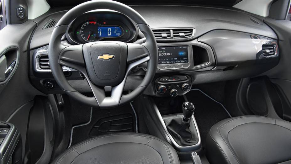 Onix tem ergonomia de minivan por dividir a base com a Spin | <a href="https://gutenberg.quatrorodas.abril.com.br/carros/comparativos/chevrolet-onix-x-chevrolet-agile-729371.shtml" rel="migration">Leia mais</a>