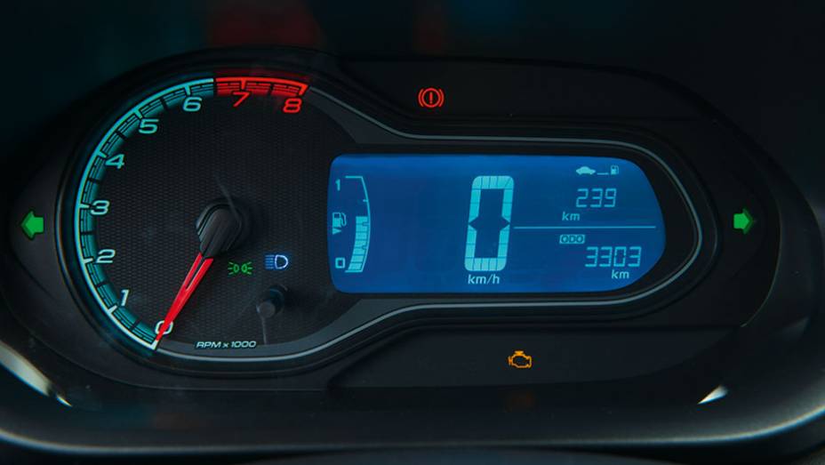 GM lançou mão do velocímetro digital | <a href="https://gutenberg.quatrorodas.abril.com.br/carros/comparativos/chevrolet-onix-x-chevrolet-agile-729371.shtml" rel="migration">Leia mais</a>