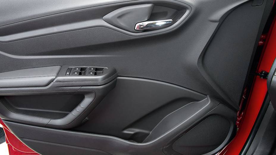 Puxador da porta em posição muito baixa é ruim de usar | <a href="https://gutenberg.quatrorodas.abril.com.br/carros/comparativos/chevrolet-onix-x-chevrolet-agile-729371.shtml" rel="migration">Leia mais</a>