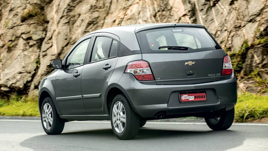 Visual da traseira não conversa com a dianteira, que não fala com a lateral - mas o Agile conquistou a clientela e vende bem | <a href="https://gutenberg.quatrorodas.abril.com.br/carros/comparativos/chevrolet-onix-x-chevrolet-agile-729371.shtml" rel="migration"></a>