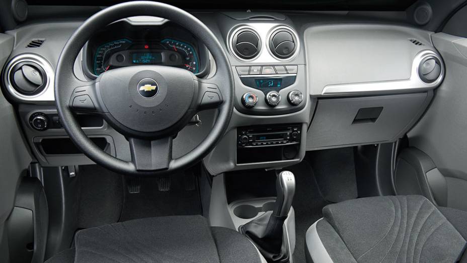 Agile foi o precursor do quadro de instrumentos azul e do cockpit duplo | <a href="https://gutenberg.quatrorodas.abril.com.br/carros/comparativos/chevrolet-onix-x-chevrolet-agile-729371.shtml" rel="migration">Leia mais</a>