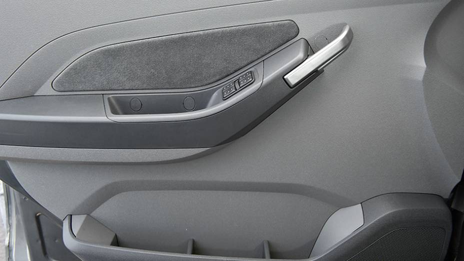 Vidros elétricos têm função um-toque para as 4 portas | <a href="https://gutenberg.quatrorodas.abril.com.br/carros/comparativos/chevrolet-onix-x-chevrolet-agile-729371.shtml" rel="migration">Leia mais</a>