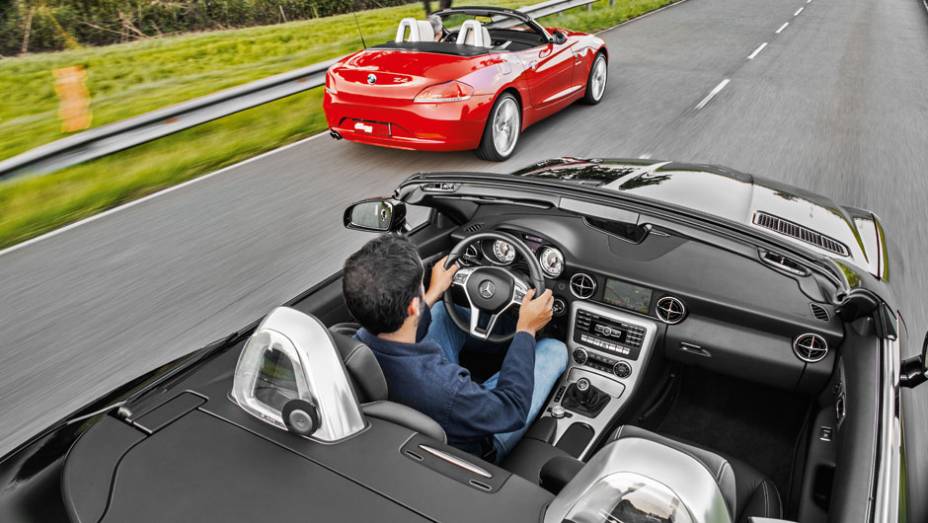 Abrir o teto dos conversíveis... | <a href="https://gutenberg.quatrorodas.abril.com.br/carros/comparativos/bmw-z4-sdrive-2-0i-x-mercedes-benz-slk-250-729203.shtml" rel="migration">Leia mais</a>