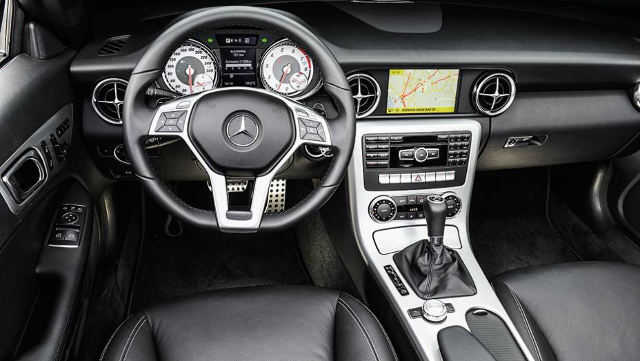 Sistema de navegação por GPS é item de série | <a href="https://gutenberg.quatrorodas.abril.com.br/carros/comparativos/bmw-z4-sdrive-2-0i-x-mercedes-benz-slk-250-729203.shtml" rel="migration">Leia mais</a>