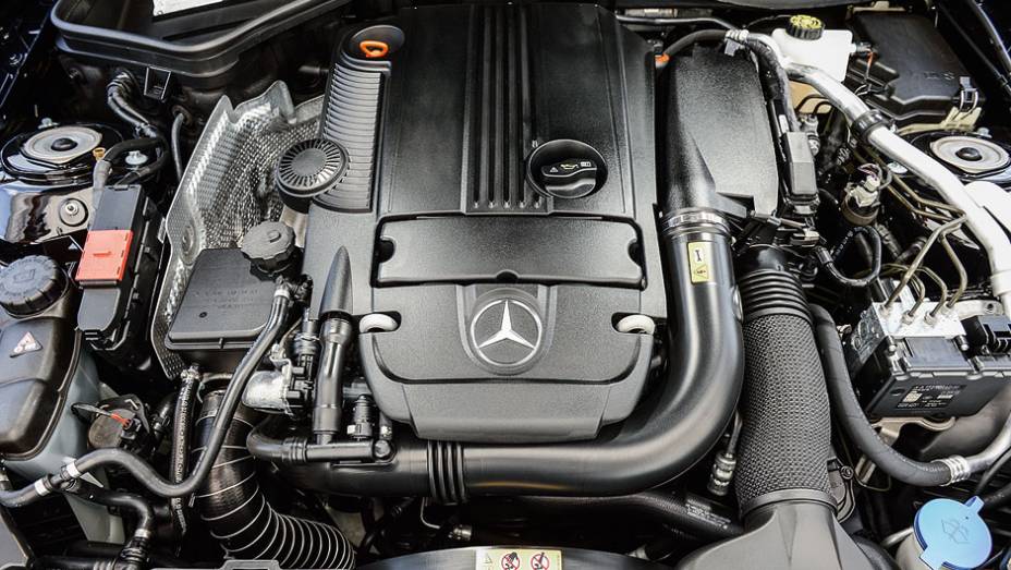 Motor 1.8 de quatro cilindros gera 204 cv de potência | <a href="https://gutenberg.quatrorodas.abril.com.br/carros/comparativos/bmw-z4-sdrive-2-0i-x-mercedes-benz-slk-250-729203.shtml" rel="migration">Leia mais</a>