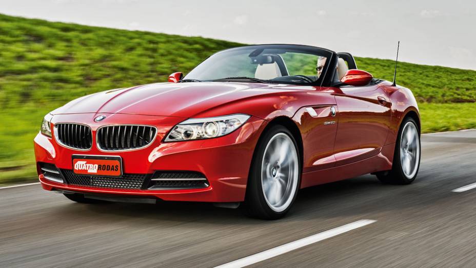 No BMW, as rodas esportivas têm aro de 19 polegadas | <a href="https://gutenberg.quatrorodas.abril.com.br/carros/comparativos/bmw-z4-sdrive-2-0i-x-mercedes-benz-slk-250-729203.shtml" rel="migration">Leia mais</a>