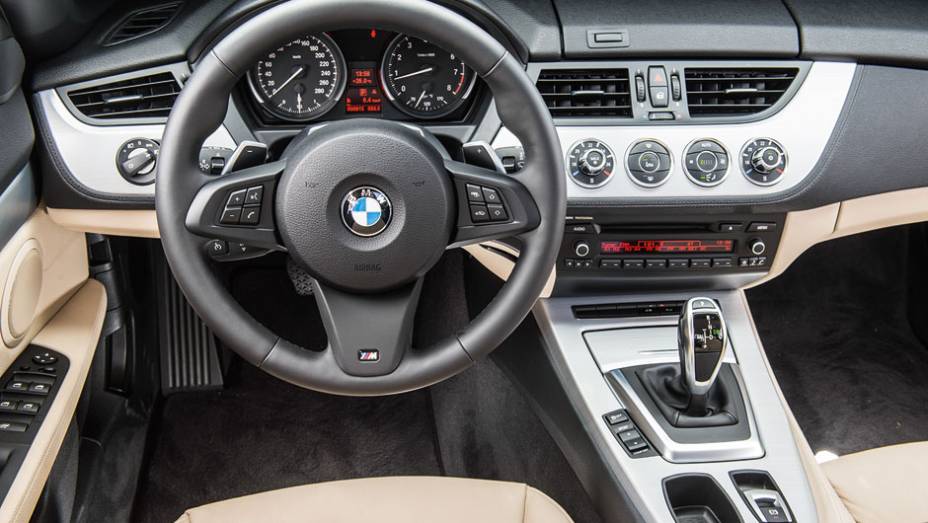 No console: comandos do sistema Driving Experience | <a href="https://gutenberg.quatrorodas.abril.com.br/carros/comparativos/bmw-z4-sdrive-2-0i-x-mercedes-benz-slk-250-729203.shtml" rel="migration">Leia mais</a>