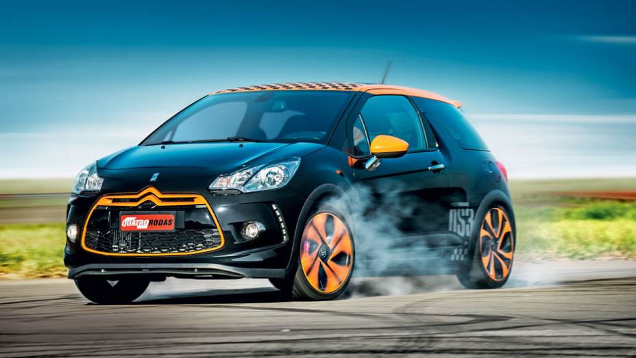 Detalhes cor de laranja e fibra de carbono contornam o Ds3 racing | <a href="https://gutenberg.quatrorodas.abril.com.br/carros/testes/citroen-ds3-racing-728659.shtml" rel="migration">Leia mais</a>