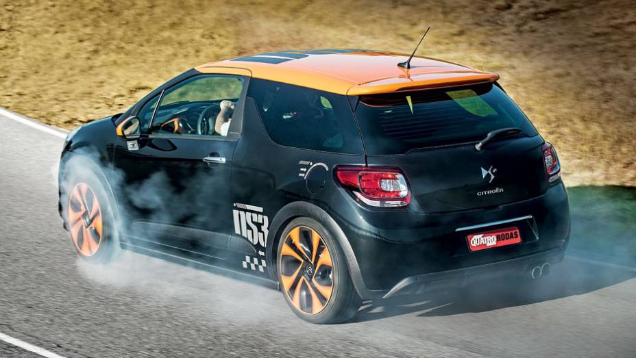 O comportamento em curvas é tão neutro quanto o do DS3 sem preparação | <a href="https://gutenberg.quatrorodas.abril.com.br/carros/testes/citroen-ds3-racing-728659.shtml" rel="migration">Leia mais</a>