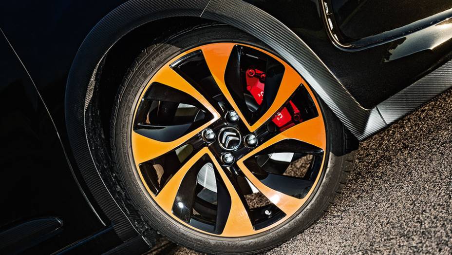 Rodas dianteiras aro 18 revelam disco maior e pinça Citroën Racing, by Brembo | <a href="https://gutenberg.quatrorodas.abril.com.br/carros/testes/citroen-ds3-racing-728659.shtml" rel="migration">Leia mais</a>