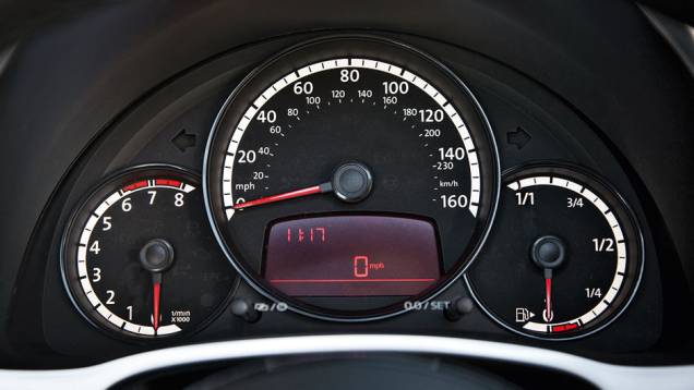 Velocímetro domina o quadro de instrumentos | <a href="https://gutenberg.quatrorodas.abril.com.br/carros/impressoes/vw-fusca-cabrio-729186.shtml" rel="migration">Leia mais</a> Velocímetro domina o quadro de instrumentos | <a href="https://gutenberg.quatrorodas.abril.com.br/carros/impressoes/vw-fusca-cabrio-729186.shtml" rel="migration">Leia mais</a>
