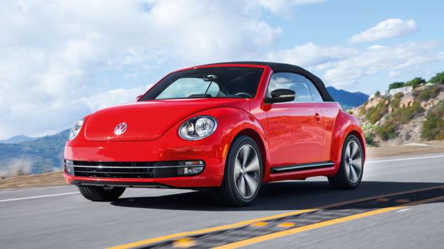 Para-brisa do conversível ficou mais vertical com o avanço da coluna dianteira, quando comparado ao do Fusca cupê | <a href="https://gutenberg.quatrorodas.abril.com.br/carros/impressoes/vw-fusca-cabrio-729186.shtml" rel="migration">Leia mais</a> Para-brisa do conversível ficou mais vertical com o avanço da coluna dianteira, quando comparado ao do Fusca cupê | <a href="https://gutenberg.quatrorodas.abril.com.br/carros/impressoes/vw-fusca-cabrio-729186.shtml" rel="migration">Leia mais</a>