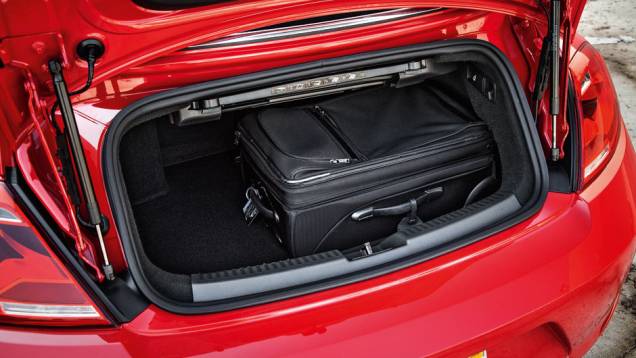 Porta-malas tem volume limitado (225 litros) | <a href="https://gutenberg.quatrorodas.abril.com.br/carros/impressoes/vw-fusca-cabrio-729186.shtml" rel="migration">Leia mais</a> Porta-malas tem volume limitado (225 litros) | <a href="https://gutenberg.quatrorodas.abril.com.br/carros/impressoes/vw-fusca-cabrio-729186.shtml" rel="migration">Leia mais</a>