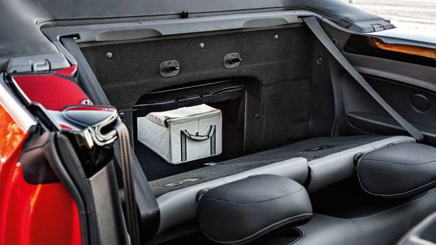 Boca de entrada muito pequena, mas pode ser acessado por dentro do carro) | <a href="https://gutenberg.quatrorodas.abril.com.br/carros/impressoes/vw-fusca-cabrio-729186.shtml" rel="migration">Leia mais</a> Boca de entrada muito pequena, mas pode ser acessado por dentro do carro) | <a href="https://gutenberg.quatrorodas.abril.com.br/carros/impressoes/vw-fusca-cabrio-729186.shtml" rel="migration">Leia mais</a>