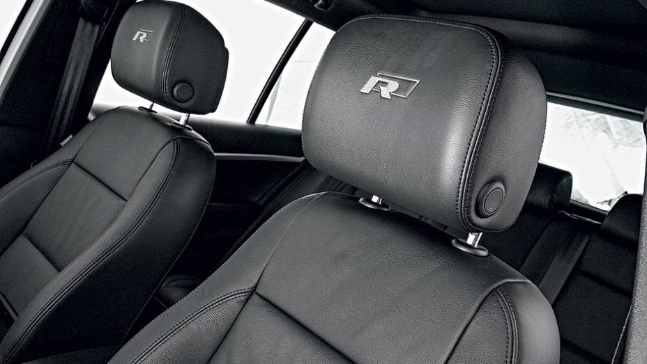 Bancos personalizados, s&oacute; no pacote Completo | <a href="https://gutenberg.quatrorodas.abril.com.br/carros/lancamentos/vw-tiguan-r-line-726908.shtml" rel="migration">Leia mais</a>