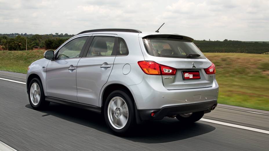 Novo para-choque desistiu do estilo off-road | <a href="https://gutenberg.quatrorodas.abril.com.br/carros/lancamentos/mitsubishi-asx-awd-732859.shtml" rel="migration">Leia mais</a>