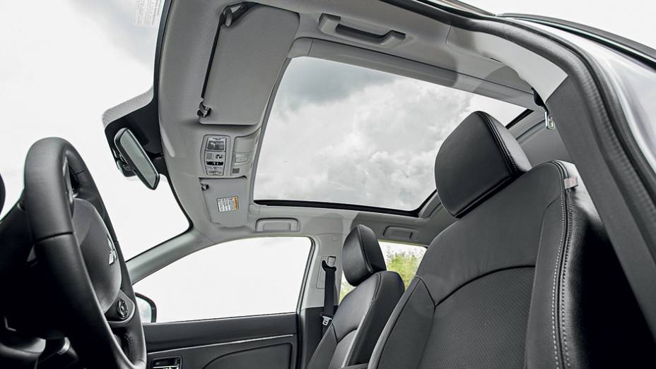 Teto de vidro não se abre e tem leds nas laterais | <a href="https://gutenberg.quatrorodas.abril.com.br/carros/lancamentos/mitsubishi-asx-awd-732859.shtml" rel="migration">Leia mais</a>