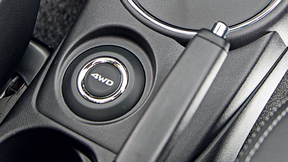 Botão no console alterna a tração 4x2 eos modos 4x4 | <a href="https://gutenberg.quatrorodas.abril.com.br/carros/lancamentos/mitsubishi-asx-awd-732859.shtml" rel="migration">Leia mais</a>