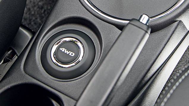 Botão no console alterna a tração 4x2 eos modos 4x4 | <a href="https://gutenberg.quatrorodas.abril.com.br/carros/lancamentos/mitsubishi-asx-awd-732859.shtml" rel="migration">Leia mais</a> Botão no console alterna a tração 4x2 eos modos 4x4 | <a href="https://gutenberg.quatrorodas.abril.com.br/carros/lancamentos/mitsubishi-asx-awd-732859.shtml" rel="migration">Leia mais</a>