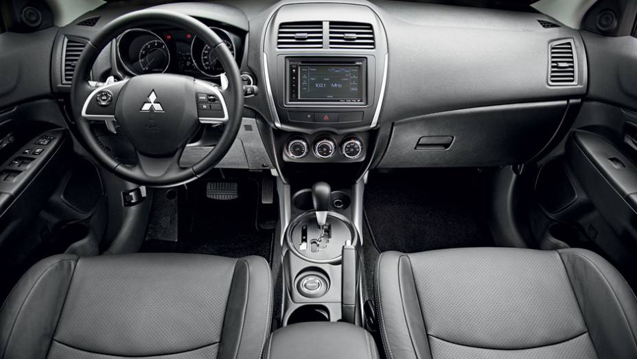 Volante, som e padrões do tecido são as novidades | <a href="https://gutenberg.quatrorodas.abril.com.br/carros/lancamentos/mitsubishi-asx-awd-732859.shtml" rel="migration">Leia mais</a>
