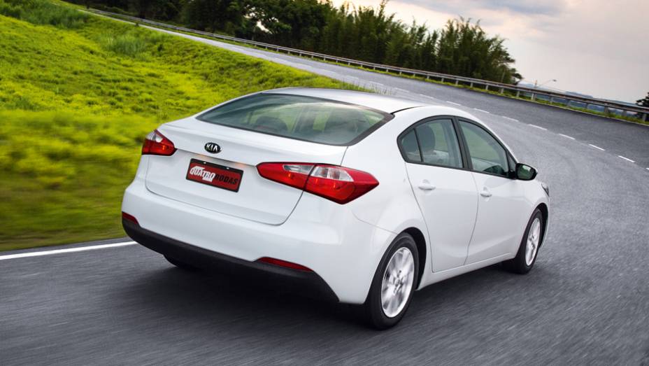 Versão definitiva deve ter leds nas lanternas | <a href="https://gutenberg.quatrorodas.abril.com.br/carros/testes/kia-cerato-732756.shtml" rel="migration">Leia mais</a> Versão definitiva deve ter leds nas lanternas | <a href="https://gutenberg.quatrorodas.abril.com.br/carros/testes/kia-cerato-732756.shtml" rel="migration">Leia mais</a>