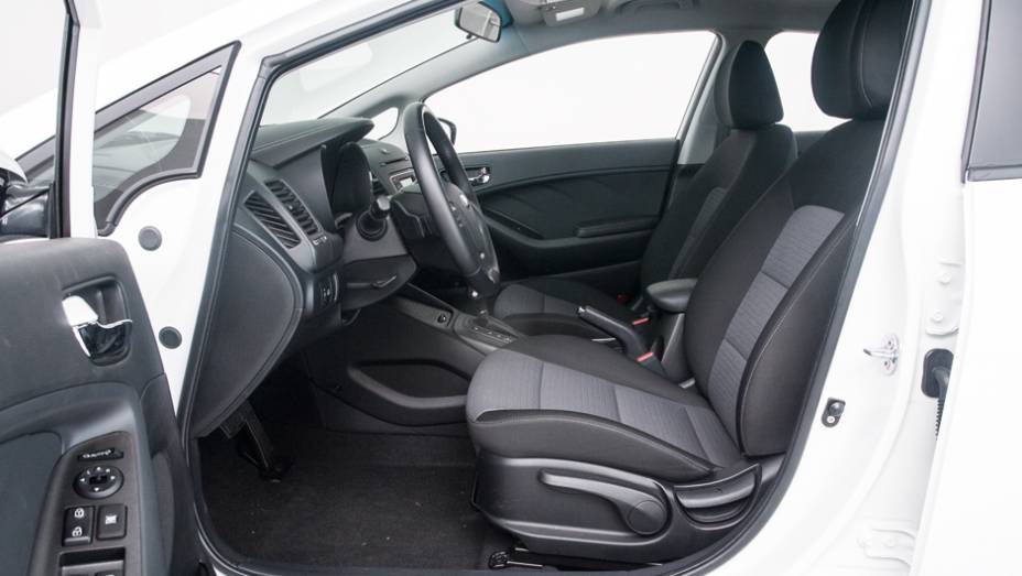 A cabine está com mais espaço para as pernas na traseira | <a href="https://gutenberg.quatrorodas.abril.com.br/carros/testes/kia-cerato-732756.shtml" rel="migration">Leia mais</a> A cabine está com mais espaço para as pernas na traseira | <a href="https://gutenberg.quatrorodas.abril.com.br/carros/testes/kia-cerato-732756.shtml" rel="migration">Leia mais</a>