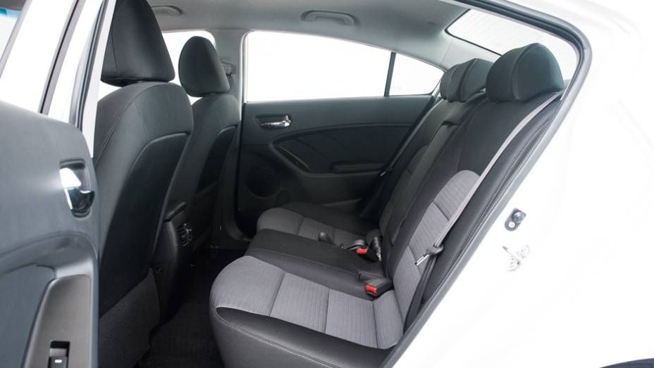 Mas o desenho em arco deixa a cabeça mais rente ao teto | <a href="https://gutenberg.quatrorodas.abril.com.br/carros/testes/kia-cerato-732756.shtml" rel="migration">Leia mais</a> Mas o desenho em arco deixa a cabeça mais rente ao teto | <a href="https://gutenberg.quatrorodas.abril.com.br/carros/testes/kia-cerato-732756.shtml" rel="migration">Leia mais</a>