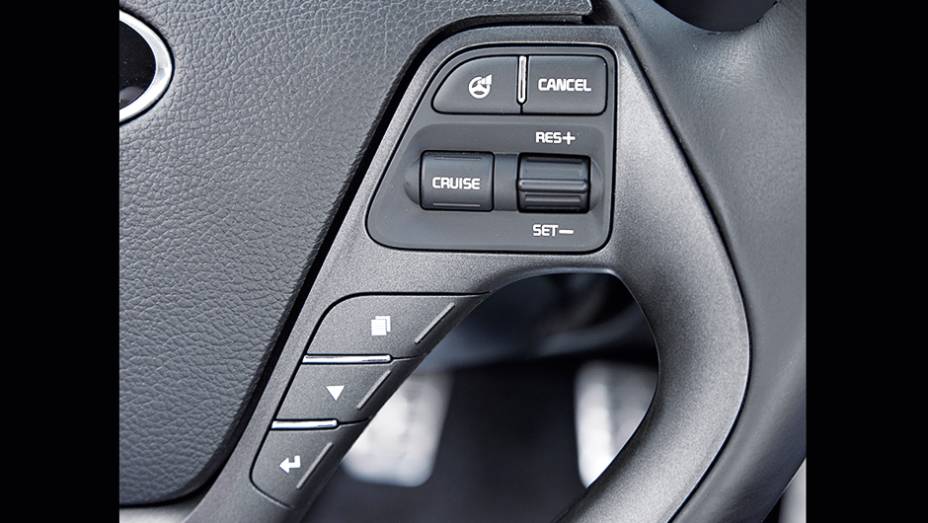 Volante multifuncional | <a href="https://gutenberg.quatrorodas.abril.com.br/carros/testes/kia-cerato-732756.shtml" rel="migration">Leia mais</a> Volante multifuncional | <a href="https://gutenberg.quatrorodas.abril.com.br/carros/testes/kia-cerato-732756.shtml" rel="migration">Leia mais</a>