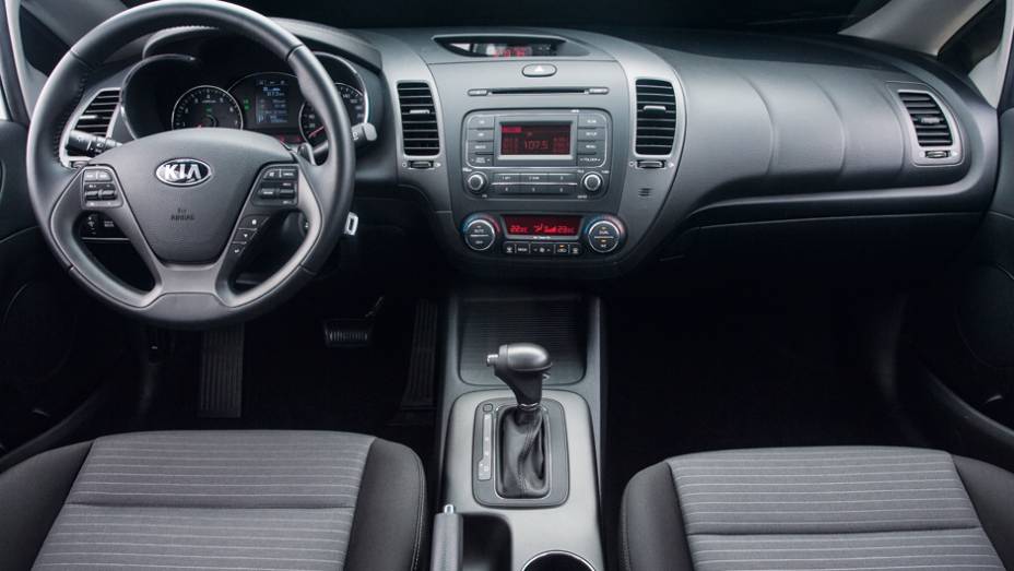 Painel manteve as saídas de ventilação verticais, mas tem desenho mais harmonioso na junção com o console central | <a href="https://gutenberg.quatrorodas.abril.com.br/carros/testes/kia-cerato-732756.shtml" rel="migration">Leia mais</a> Painel manteve as saídas de ventilação verticais, mas tem desenho mais harmonioso na junção com o console central | <a href="https://gutenberg.quatrorodas.abril.com.br/carros/testes/kia-cerato-732756.shtml" rel="migration">Leia mais</a>